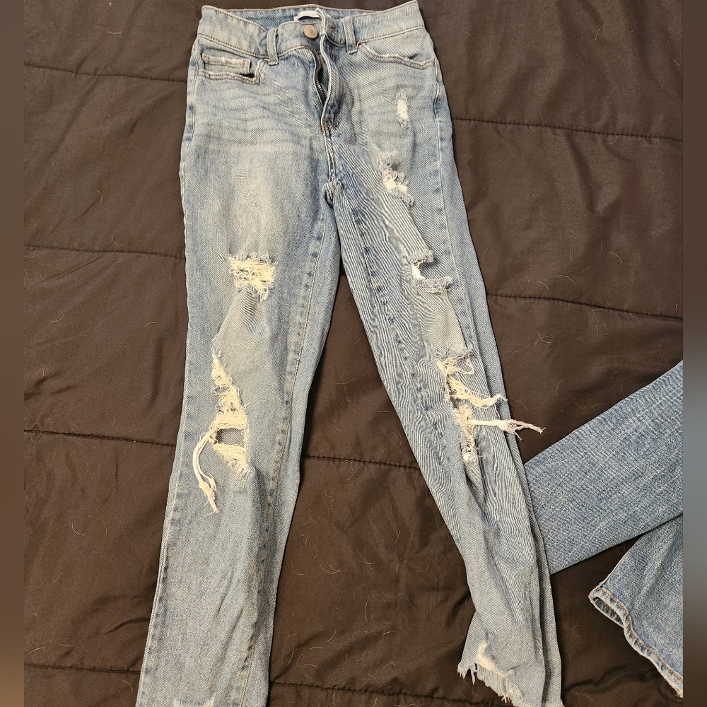 Tight fitting skiny jeans.